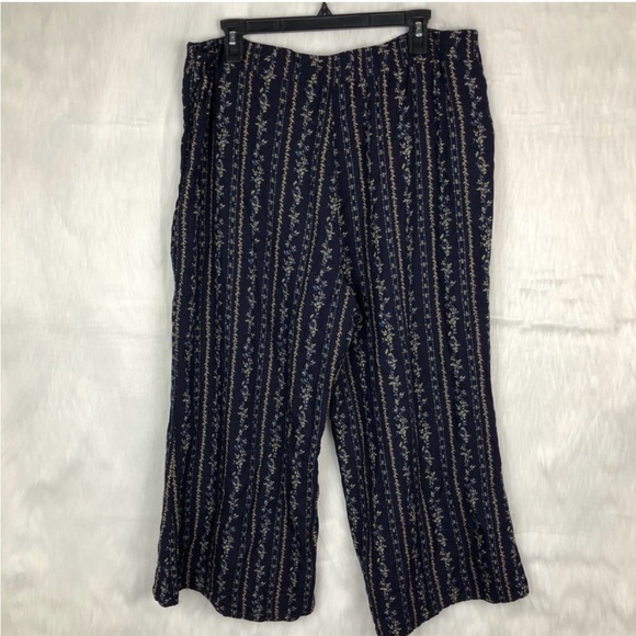 Feather Bone Navy Floral Wide Leg Cropped Pants - Picture 3 of 5